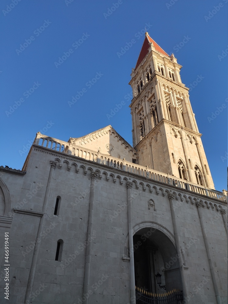 La belle ville de Trogir en Croatie, inscrite dans le patrimoine de l'UNESCO, la cathédrale Saint-Laurent de Trogir à moitié éclairé par le Soleil, monument religieux et historique