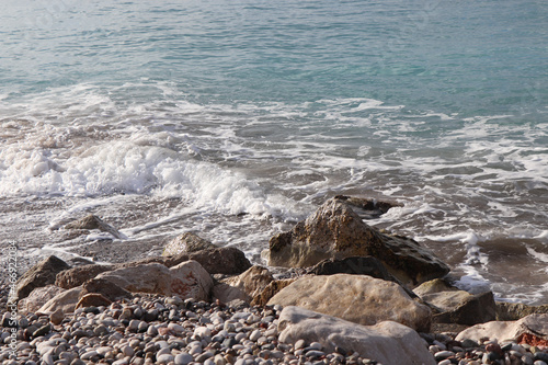 kamienie zalewane przez wodę morską
