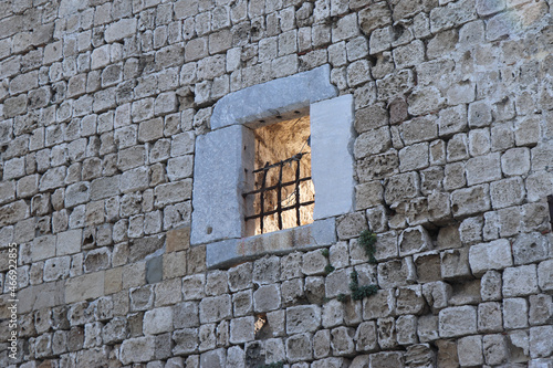 okno z kratami w murze