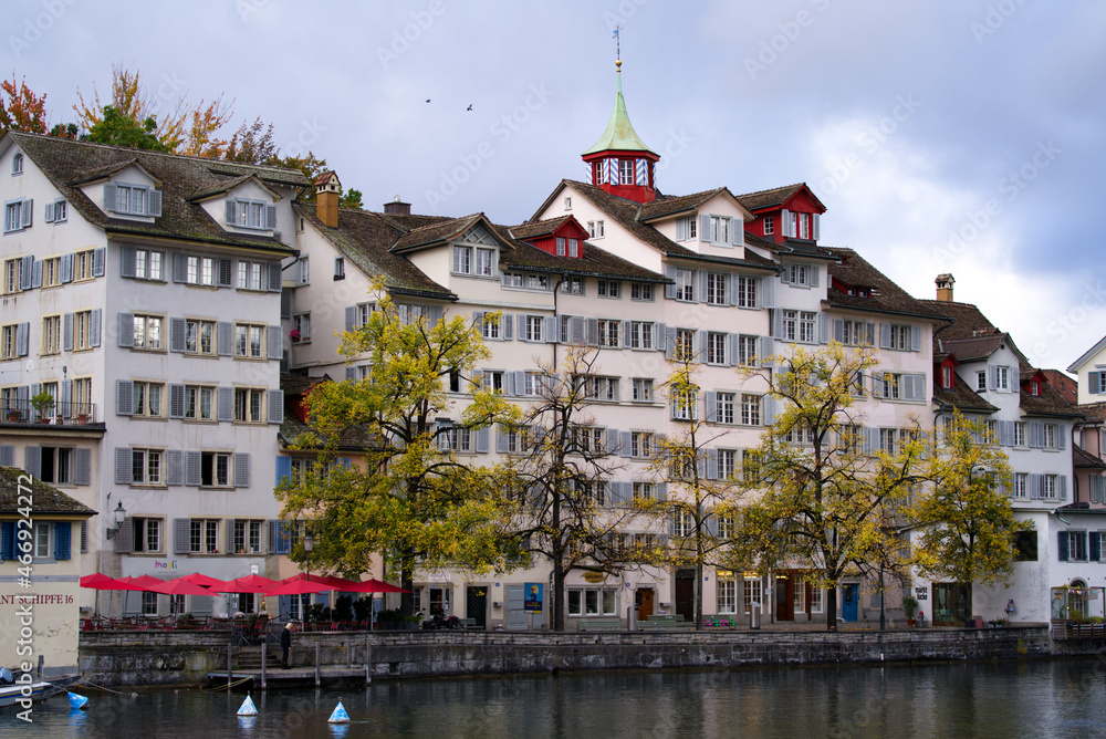 Fototapeta premium Old town of Zürich with river Limmat on a grey cloudy autumn day. Photo taken October 9th, 2021, Zurich, Switzerland.