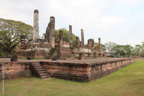 ruined buddhist temple (wat tra kuan) in sukhothai (thailand) 