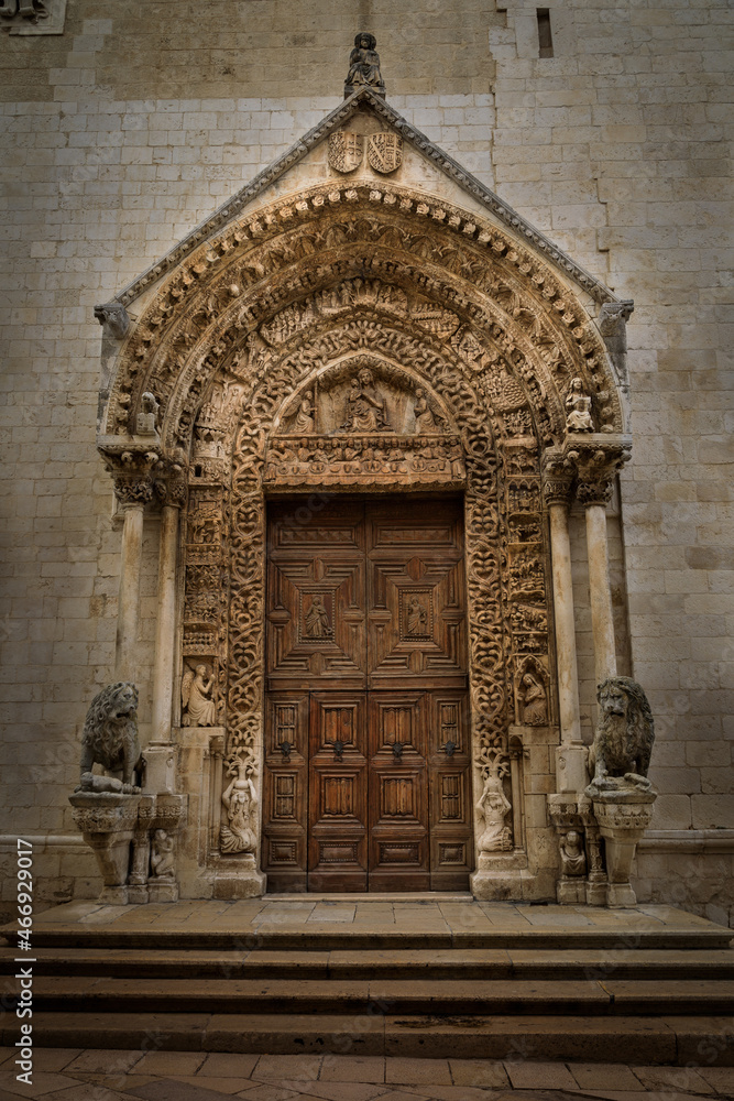 Portal der Kathedrale Santa Maria Assunta in Almatura, Apulien, Italien