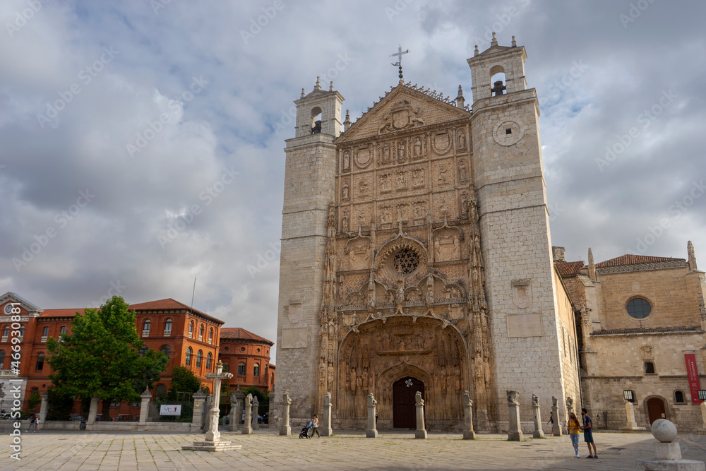 fachada de la bonita iglesia conventual de San Pablo en la ciudad de Valladolid, España
