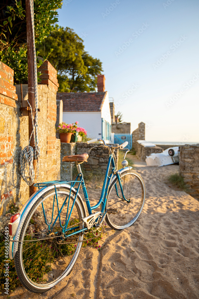 Vieux vélo bleu en bord de mer sur l'île de Noirmoutier en Vendée, France.