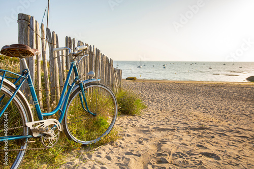 Fototapeta Naklejka Na Ścianę i Meble -  Vieux vélo bleu sur les plage en France.