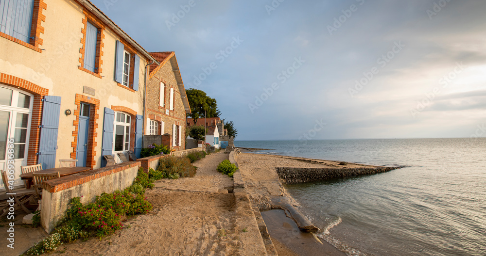 Paysage de bord de mer et villa sur l'île de Noirmoutier en Vendée, France.