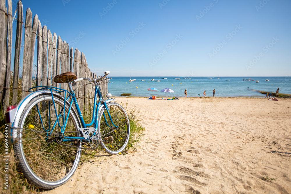Vieux vélo bleu en bord de mer sur les plages de France.