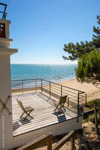 Terrasse en bois en bord de mer avec vue sur la Plage sur l'île de Noirmoutier en Vendée, France.