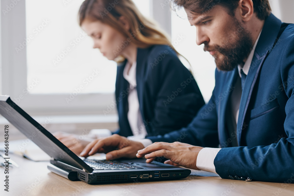 Obraz premium managers sitting in front of a laptop teamwork professionals