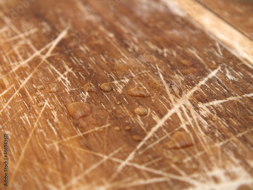 Holzbrett mit Wassertropfen etwas zerkratzt 