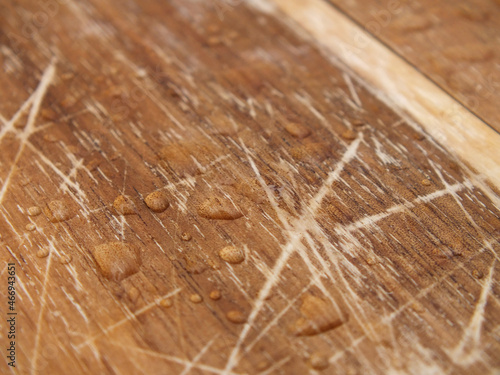 Holzbrett mit Wassertropfen etwas zerkratzt 