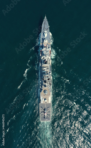 Foto Aerial view of naval ship, battle ship, warship, Military ship resilient and armed with weapon systems, though armament on troop transports