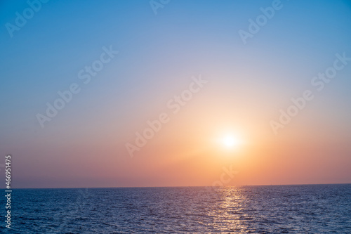 日本海に昇る美しいオレンジ色の朝日 © doraneko777