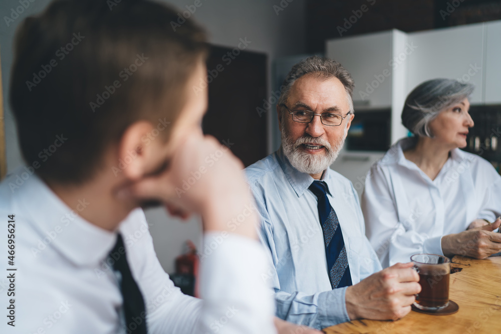 Obraz premium Senior manager speaking with colleague at workplace