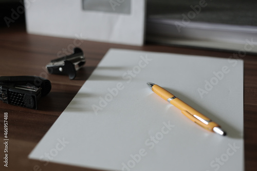 Schreibzeug mit Kugelschreiber und Schreibpapier