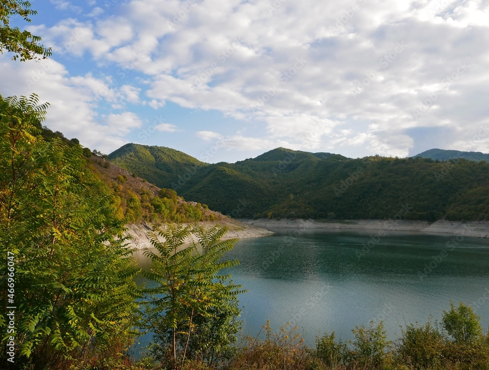 scenica e rillassante vista del lago del Turano nellì'ora del tramonto