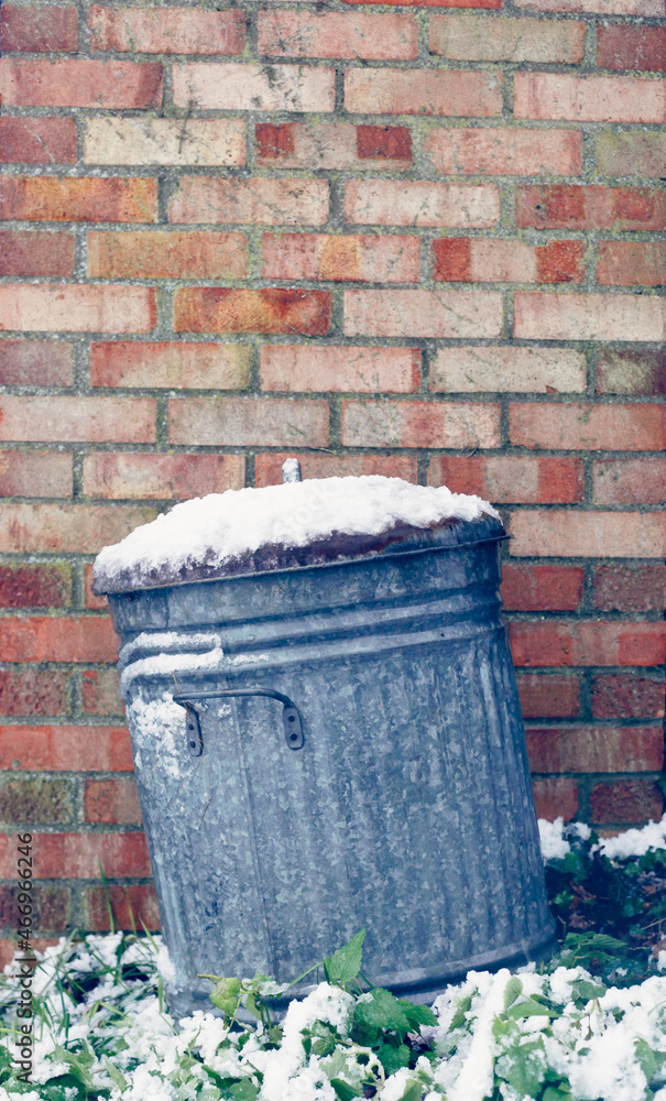Obraz premium Metal bin
