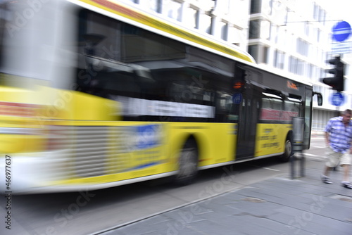 ÖPNV in der Stadt mit Bussen in Bewegung