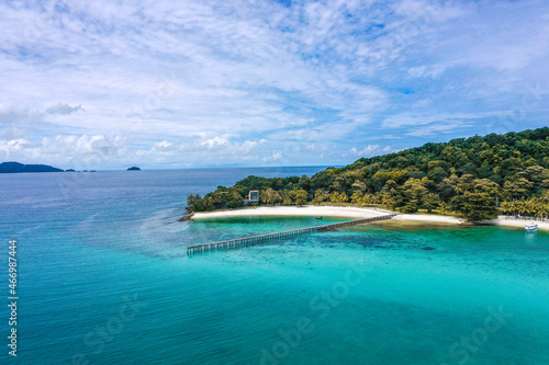 Beautiful tropical island koh Kham, white sand beach with volcanic rocks, near koh Mak, Trat, Thailand © pierrick