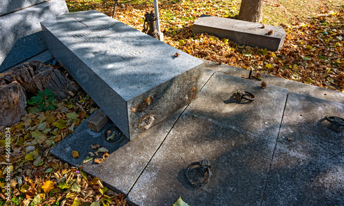 Billede på lærred demolished grave with old graveslab and fallen gravestone at the Viennese Centra