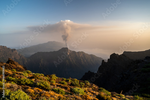 Valokuva View from the Roque de los Muchachos of the smoke and ash column of the volcano
