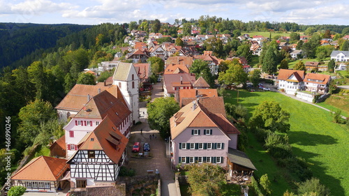 Blick vom Turm der Burgruine in Bad Teinach-Zavelstein auf Zavelstein, der kleinsten Stadt Württembergs im Kreis Calw 