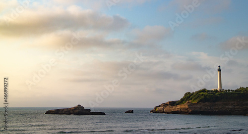 coucher de soleil sur une île et son phare © Tom