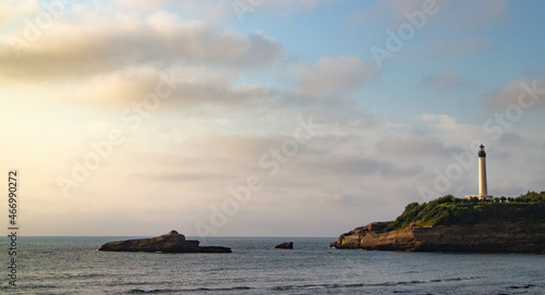 coucher de soleil sur une île et son phare