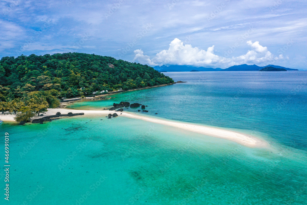 Fototapeta premium Beautiful tropical island koh Kham, white sand beach with volcanic rocks, near koh Mak, Trat, Thailand