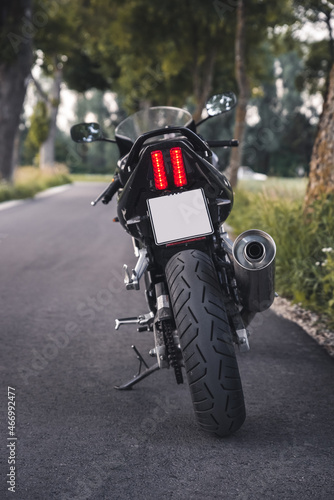 Motorrad Supersportler Portrait in Allee 