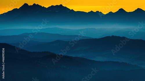Widok Tatr z Pienin o zachodzie słońca © Michal45