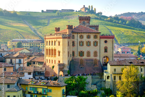 Tableau sur toile Aerial view of the village of Barolo, in the hilly region of Langhe (Piedmont, Northern Italy), fall season; UNESCO Site since 2014