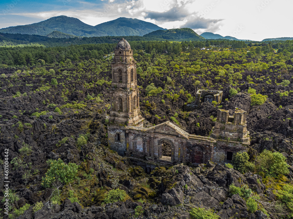 Templo de San Juan Parangaricutiro que fue cubierto por la lava del volcan Paricutin en Michoacan, Mexico