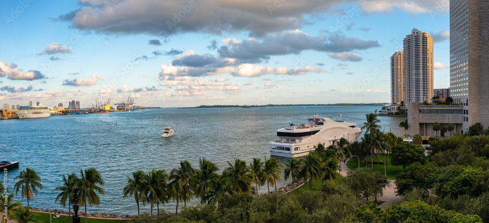 Fototapeta premium Beautiful sunset in downtown Miami, Florida.