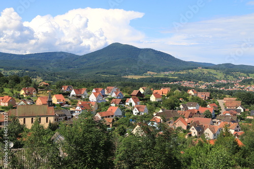 Le village de Neubois en Alsace et l'église Saint-Gilles au loin photo