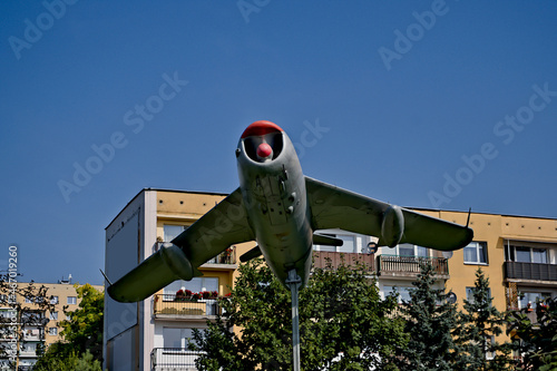Stary radzieckiej produkcji myśliwiec . Eksponat osiedlowy . Old Soviet-made fighter. Housing estate exhibit. 