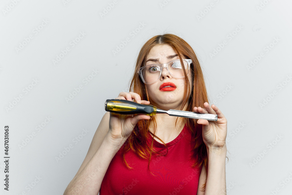 Naklejka premium Woman in red t-shirt brush for paint rendering of repair service