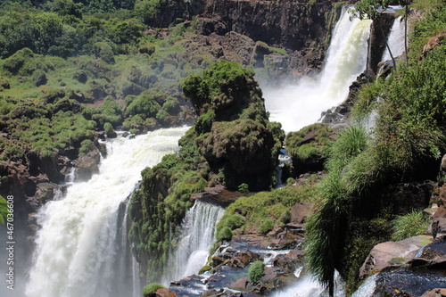 Cascata em meio a vegeta    o  montanha e c  u azul