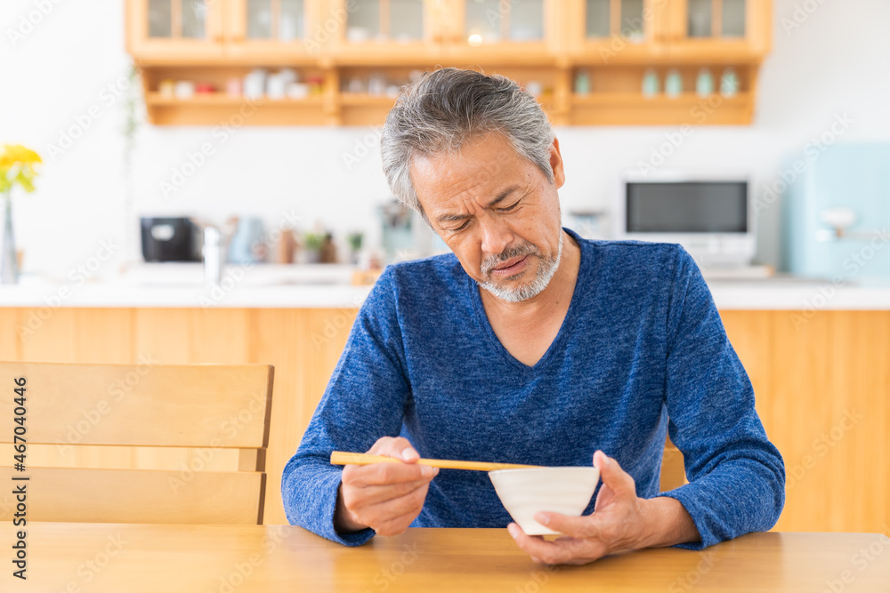 Φωτογραφία 食事をするシニア男性　考える