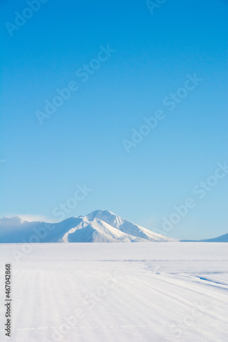 雪原と雪山と青空　十勝岳連峰  © kinpouge
