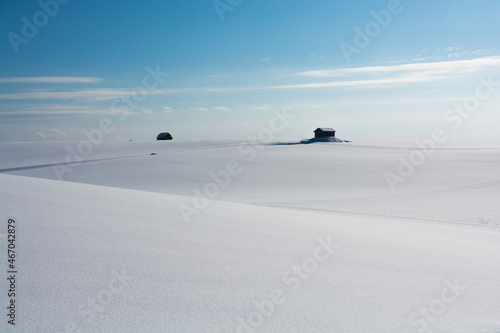 雪の丘と青空 