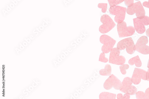 淡いピンクのハートで作った背景 4 © hachiware