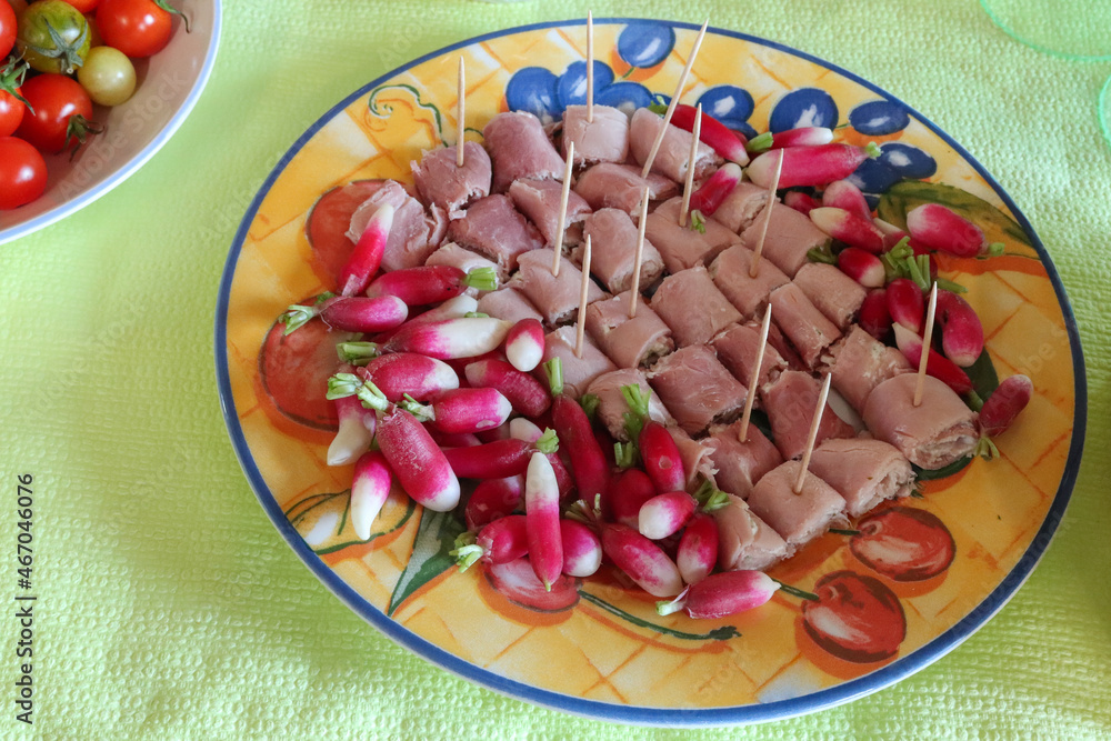 Assiette radis et jambon fourrés pour apéritif maison Stock Photo | Adobe  Stock