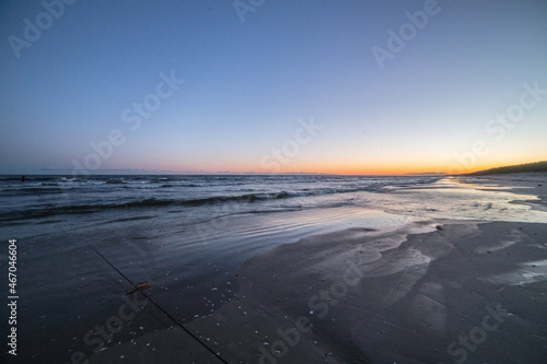 Wschód słońca nad bałtykiem, morze bałtyckie i plaża zimą
