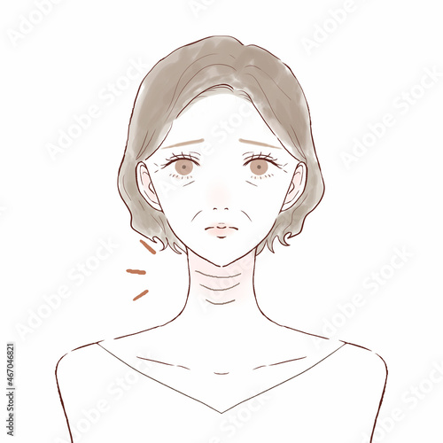 首のしわに悩む中年女性