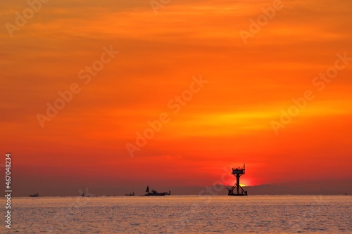平塚沖観測塔の日の出 © 一正 鎌田