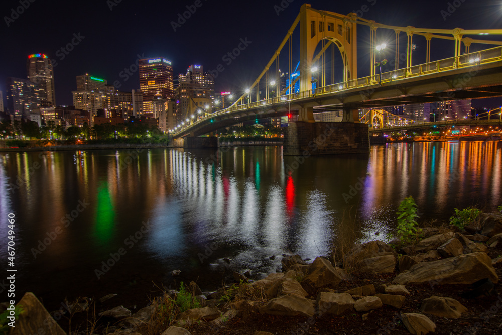 Ταπετσαρία Night time cityscape of downtown Pittsburgh Pennsylvania as seen from across the
