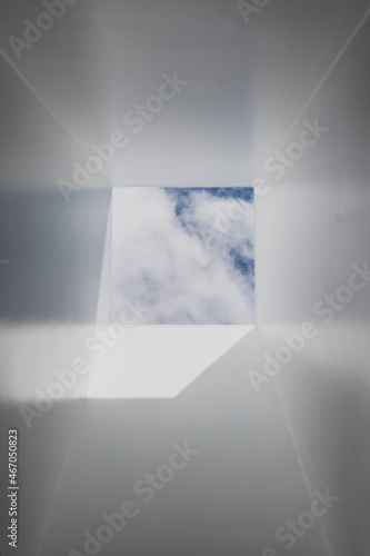 Foto skylight or roof window with view of blue serene sky above and brand new plaster