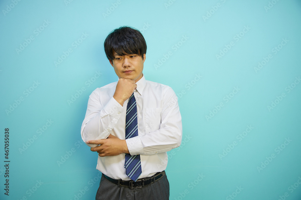 悩んでいるスーツを着た日本人ビジネスマン 悩んでいるスーツを着た日本人ビジネスマン