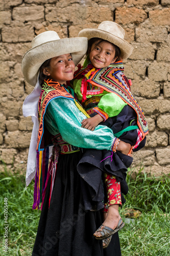 Niñas Latinoamericanas andinas posando en distintos lugares con ropas y sombreros tradicionales haciendo hilo y tejidos 